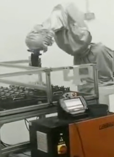 金屬零部件打磨機器人打磨后再裝配應用案例視頻